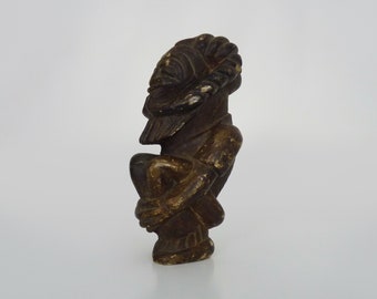 Ancienne statuette Lobi du Burkina Fasso en pierre. Art primitif africain. Art premier