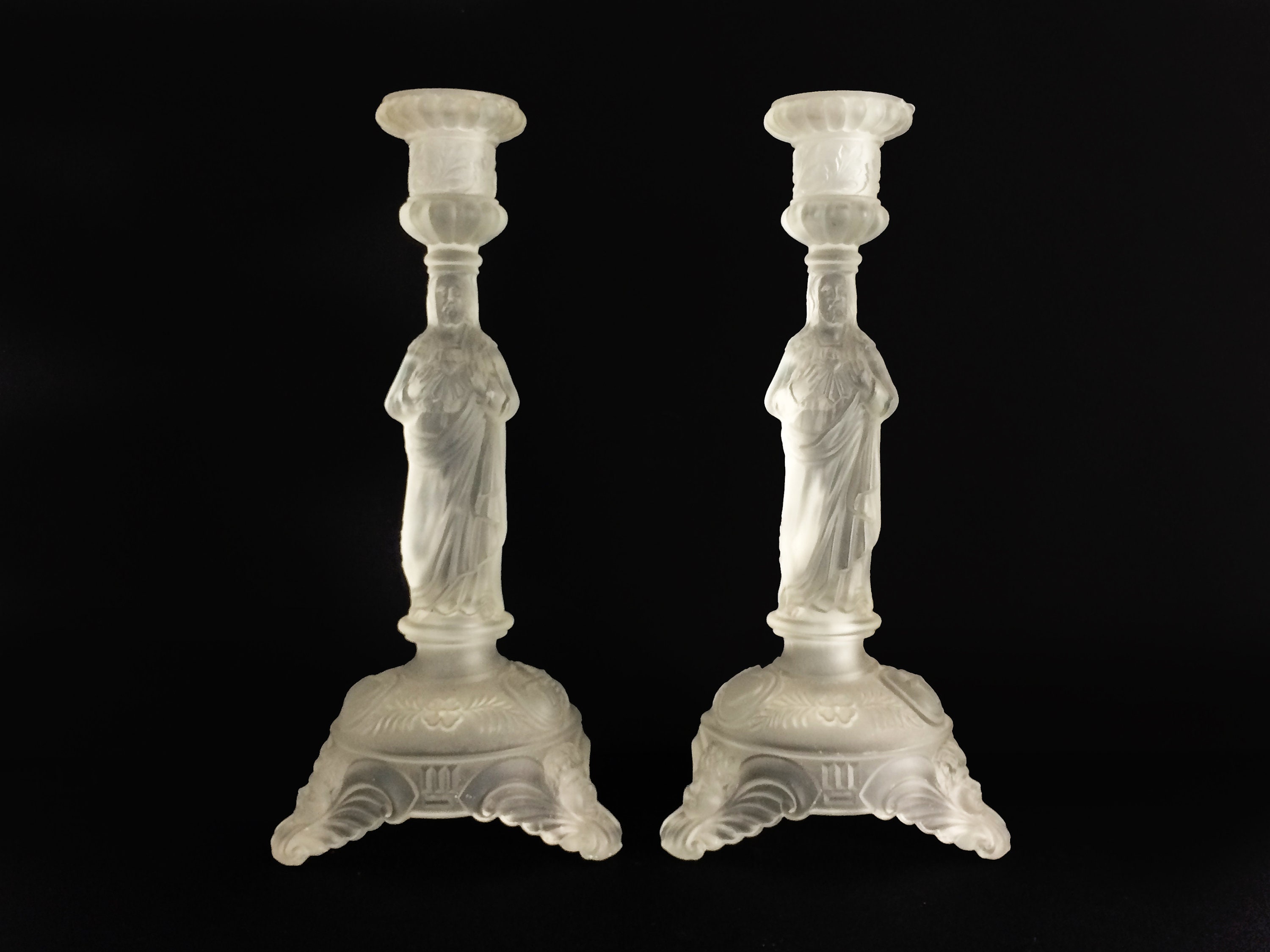 Elégante et Vintage Paire de Bougeoirs Religieux en Verre. Bougeoirs Jesus Sacré Coeur