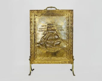 Parascintille/parafuoco in ottone antico con motivo a barca a vela. Anni '60