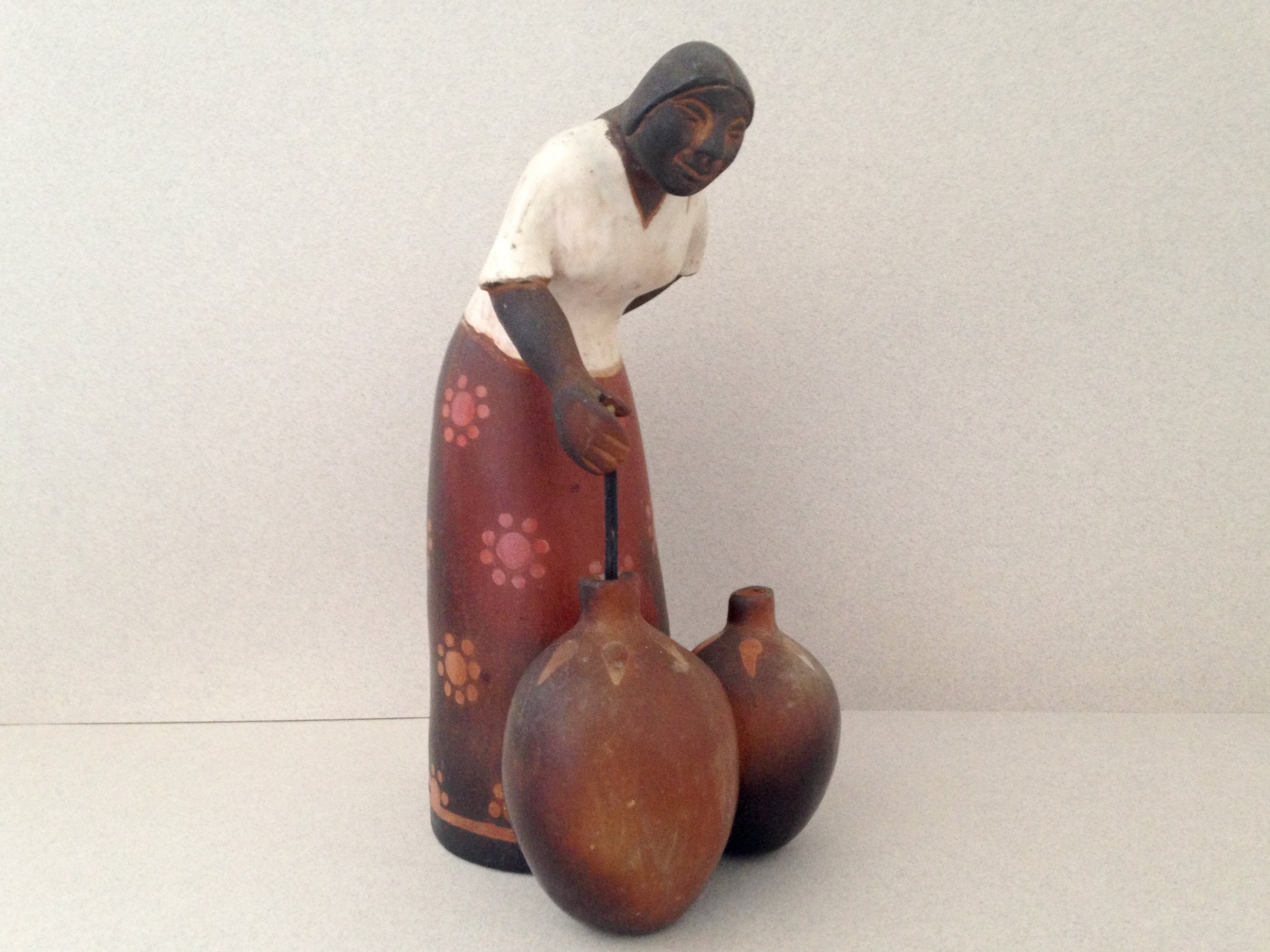 statuette en Terre Cuite, Peinte à La Main, Représentant Une Femme Au Travail. Signé Gerasulo 96. Bo