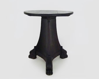 Table, table d'appoint ronde en bois pieds patte de lion, années 1950