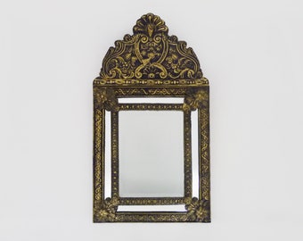 Ancien miroir à parcloses en cuivre repoussé sur bois. Style Victorien