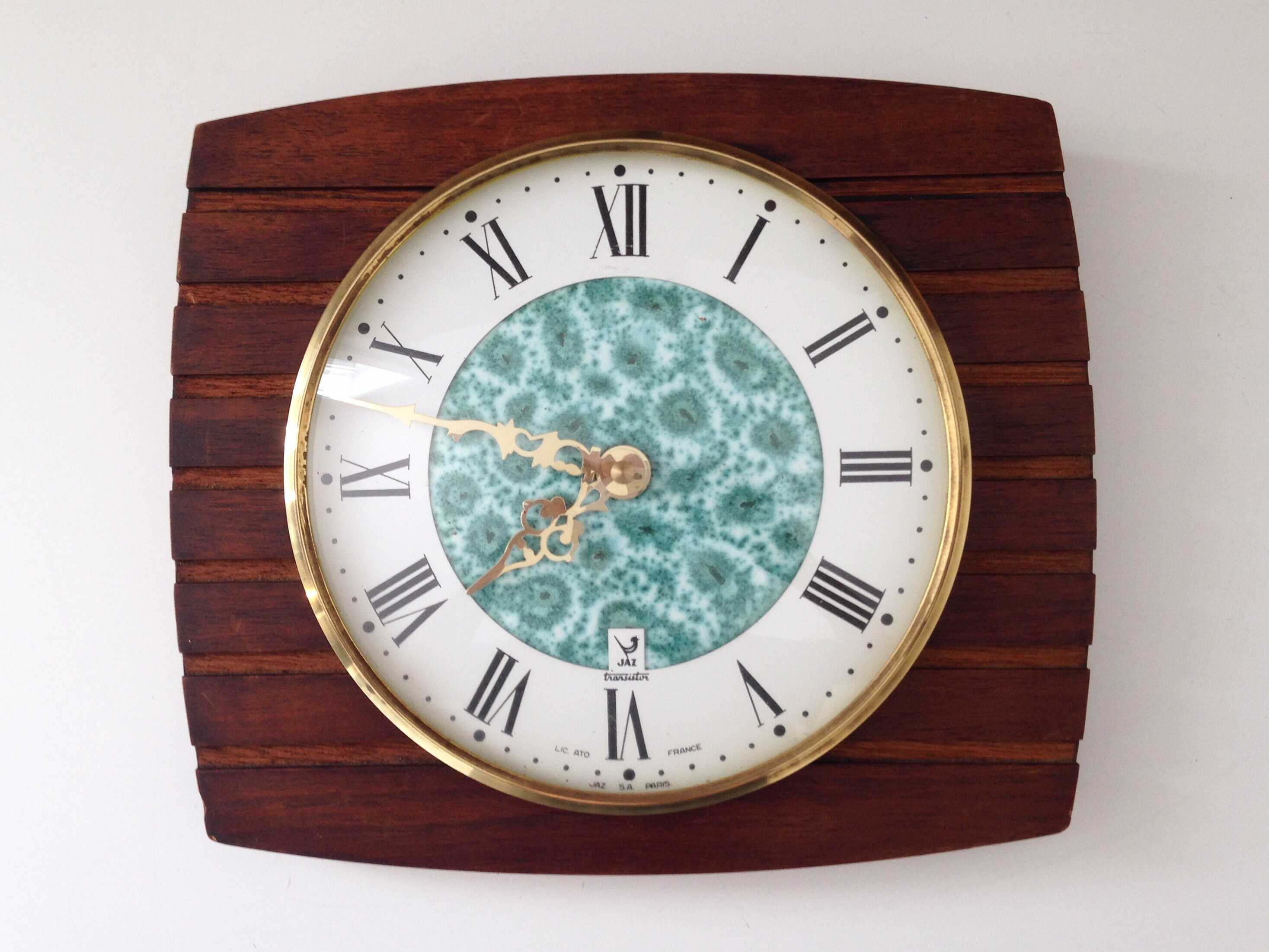 Horloge Jaz Transistor Lic Alto France en Bois, Cadre Verre Bombé et Fond Au Motif Vert Abstrait. An