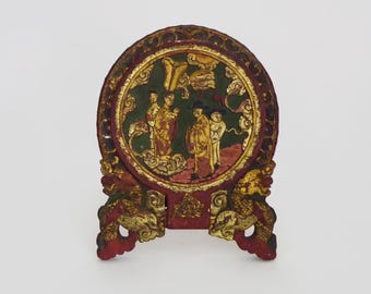 Chinese Psyche Mirror in hand-carved wood, gilded and lacquered in red. Early to mid-20th century