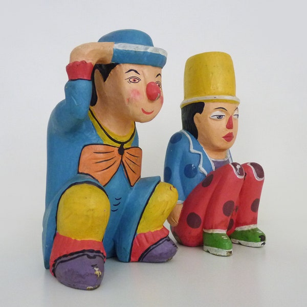 Paire de statues clowns en bois polychrome sculpté. Vintage