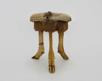 Tripod stool in fur and deer feet, bestiary stool. Height 38cm - 14.96"