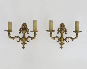 Paire d'appliques pot à feux à 2 bras en bronze doré.