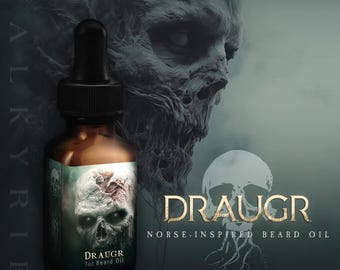 Puede incluir: Una botella de vidrio marrón de aceite para barba DRAUGR de inspiración nórdica con un cuentagotas negro. La etiqueta presenta un gráfico de calavera y el texto "DRAUGR 1oz Beard Oil". El fondo incluye una calavera y la palabra "VALKYRIE".