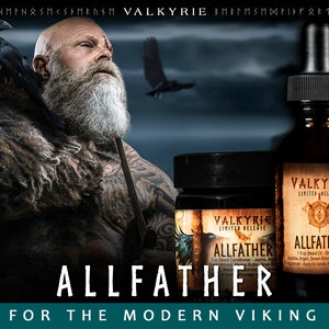 Pu&ograve; includere: Due bottiglie di prodotti per la cura della barba con un'etichetta marrone scuro e dettagli dorati. Le bottiglie sono etichettate "Valkyrie Limited Release" e "Allfather". La bottiglia pi&ugrave; grande &egrave; un balsamo per barba da 2 oz e la bottiglia pi&ugrave; piccola &egrave; un olio per barba da 1 oz. Le bottiglie sono davanti a un uomo con una lunga barba e un corvo sulla spalla. Lo sfondo &egrave; un cielo scuro e nuvoloso.