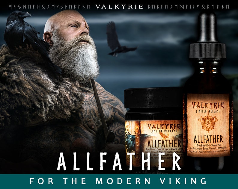 Pu&ograve; includere: Due bottiglie di prodotti per la cura della barba con un'etichetta marrone scuro e dettagli dorati. Le bottiglie sono etichettate "Valkyrie Limited Release" e "Allfather". La bottiglia pi&ugrave; grande &egrave; un balsamo per barba da 2 oz e la bottiglia pi&ugrave; piccola &egrave; un olio per barba da 1 oz. Le bottiglie sono davanti a un uomo con una lunga barba e un corvo sulla spalla. Lo sfondo &egrave; un cielo scuro e nuvoloso.