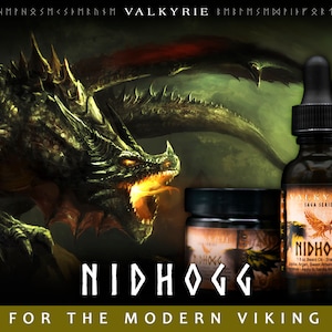 Pu&ograve; includere: Una bottiglia di olio per barba chiamata "Nidhogg" della "Valkyrie Saga Series" &egrave; illustrata con un drago verde con occhi arancioni luminosi e un'ala rossa. L'etichetta include anche il testo "1 fl oz Beard Oil - Shake Well - Argan, Sweet Almond, Essential Oils - Apply to Hands, Massage & Enjoy".
