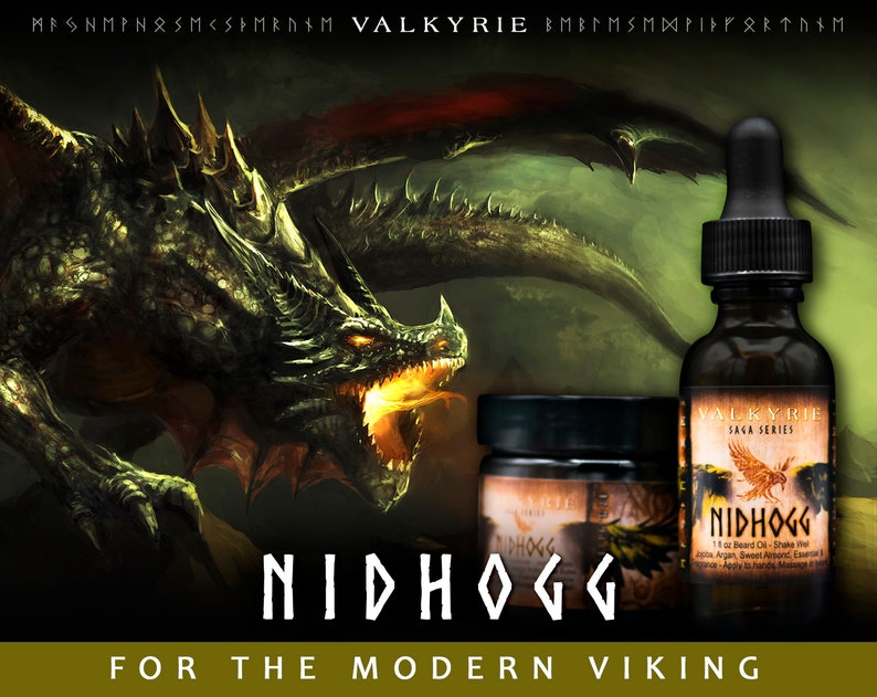 Pu&ograve; includere: Una bottiglia di olio per barba chiamata "Nidhogg" della "Valkyrie Saga Series" &egrave; illustrata con un drago verde con occhi arancioni luminosi e un'ala rossa. L'etichetta include anche il testo "1 fl oz Beard Oil - Shake Well - Argan, Sweet Almond, Essential Oils - Apply to Hands, Massage & Enjoy".