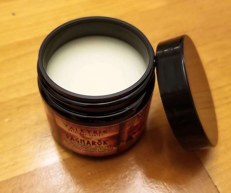 Puede incluir: Un tarro negro con una etiqueta blanca que dice "Valkyrie Original Series Ragnar&ouml;k". El tarro est&aacute; abierto y contiene una crema blanca.