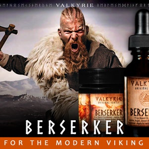 Pu&ograve; includere: Due bottiglie di prodotti per la cura della barba con un'etichetta in bianco e nero che dice "Valkyrie Original Series Berserker" e "For the Modern Viking". Le bottiglie sono davanti a un uomo con la barba e un mantello di pelliccia bianca che tiene un'ascia.