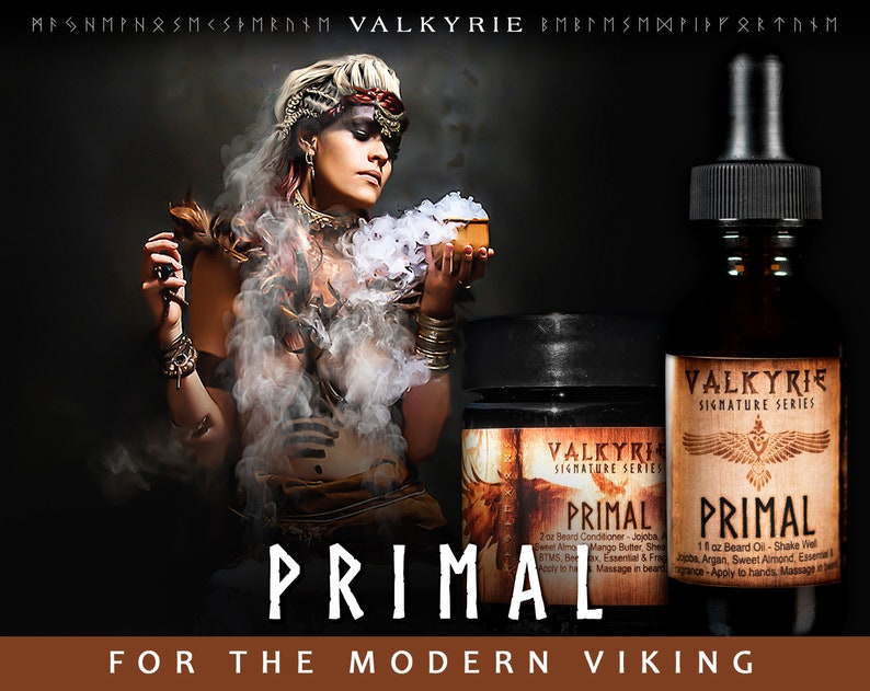 Pu&ograve; includere: Una donna con un'espressione feroce tiene una piccola scatola di legno con una sostanza bianca al suo interno. Lo sfondo &egrave; scuro e fumoso. L'immagine presenta anche due bottiglie di olio per barba con il testo "Valkyrie Signature Series Primal" sulle etichette. Il testo "For the Modern Viking" &egrave; nella parte inferiore dell'immagine.