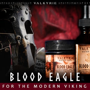 Pu&ograve; includere: Un set di prodotti per la cura della barba a tema vichingo. I prodotti sono etichettati "Valkyrie Heathen Series Blood Eagle" e presentano un elmo nero e argento, un barattolo di balsamo per barba e una bottiglia di olio per barba. Lo sfondo &egrave; rosso scuro.