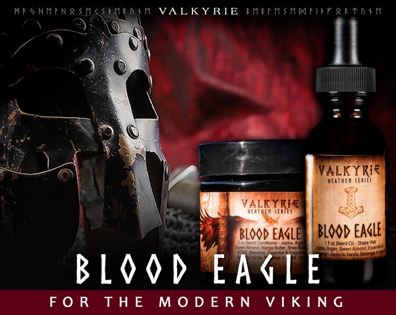 Pu&ograve; includere: Un set di prodotti per la cura della barba a tema vichingo. I prodotti sono etichettati "Valkyrie Heathen Series Blood Eagle" e presentano un elmo nero e argento, un barattolo di balsamo per barba e una bottiglia di olio per barba. Lo sfondo &egrave; rosso scuro.