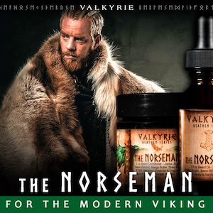 Pu&ograve; includere: Due bottiglie di prodotti per la cura della barba con un'etichetta in bianco e nero che dice "Valkyrie Heathen Series" e "The Norseman". La bottiglia a sinistra &egrave; un balsamo per barba da 2 oz e la bottiglia a destra &egrave; un olio per barba da 1 oz. Le bottiglie sono davanti a un uomo con la barba che indossa un mantello foderato di pelliccia.
