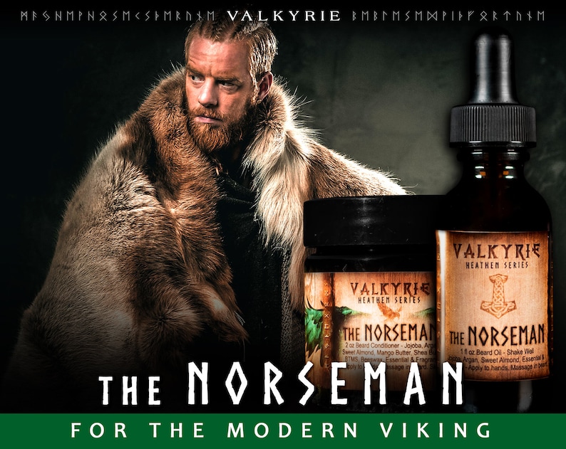 Pu&ograve; includere: Due bottiglie di prodotti per la cura della barba con un'etichetta in bianco e nero che dice "Valkyrie Heathen Series" e "The Norseman". La bottiglia a sinistra &egrave; un balsamo per barba da 2 oz e la bottiglia a destra &egrave; un olio per barba da 1 oz. Le bottiglie sono davanti a un uomo con la barba che indossa un mantello foderato di pelliccia.