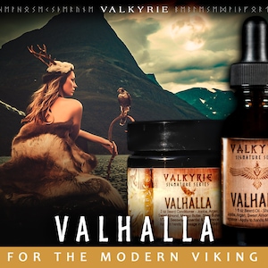 Pu&ograve; includere: Due bottiglie di prodotti per la cura della barba con un'etichetta che dice "Valkyrie Signature Series Valhalla". Le bottiglie sono su una superficie di legno con una montagna e una donna sullo sfondo. Il testo "For the Modern Viking" &egrave; nella parte inferiore dell'immagine.