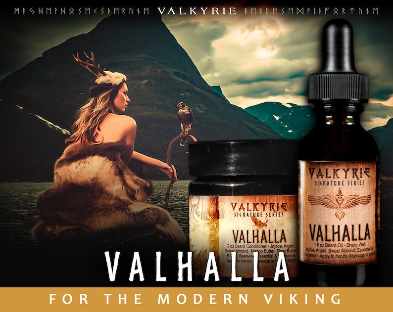 Pu&ograve; includere: Due bottiglie di prodotti per la cura della barba con un'etichetta che dice "Valkyrie Signature Series Valhalla". Le bottiglie sono su una superficie di legno con una montagna e una donna sullo sfondo. Il testo "For the Modern Viking" &egrave; nella parte inferiore dell'immagine.