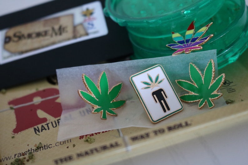 Head High Enamel Weed Pin image 1