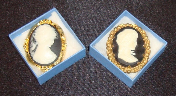 pair of antique cameo brooches - image 3