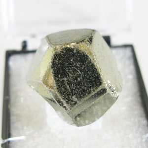 Pyrite - Merelani, Tanzania. Beautiful natural metallic gold color crystal. Thumbnail Rock Mineral Specimen. healing for Jewelry wire Q51201