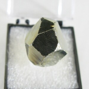 Pyrite - Merelani, Tanzania. Beautiful natural metallic gold color crystal. Thumbnail Rock Mineral Specimen. healing Jewelry wire Q51226