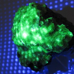 2.6&quot; Fluorescent Hyalite Opal - Erongo Namibia- 106g black UV Mineral Specimen Charka T121113