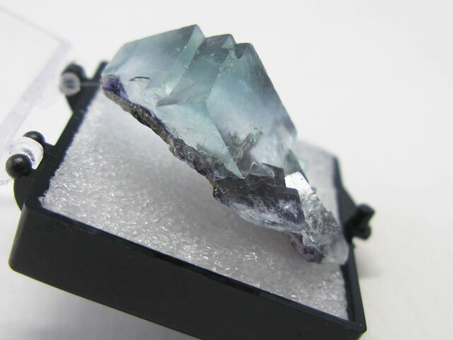 蛍石 - 中国内モンゴル自治区銀都鉱山。美しい緑紫色の結晶 サムネイル
