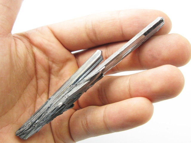 4.1インチ 輝安鉱クリスタル - 中国 26g 美しいメタリックシルバーの槍