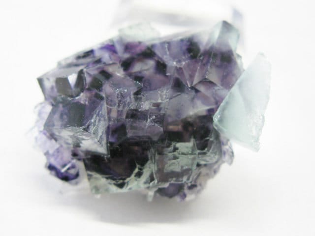 1.3インチ 蛍石 - 銀都鉱山、内モンゴル、中国。20g 美しい青紫色の