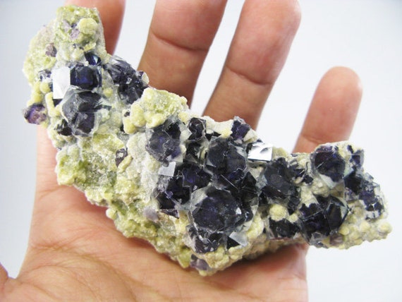 4.3インチ 蛍石 - 銀都鉱山、内モンゴル、中国。177g 美しい青紫色の