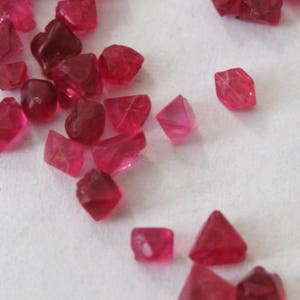 1ct (~5 crystals ) Top Spinel Octahedron- Mogok Myanmar Burma Natural ruby red pink crystal Mineral Specimen for Wrap jewelry chakra M9101