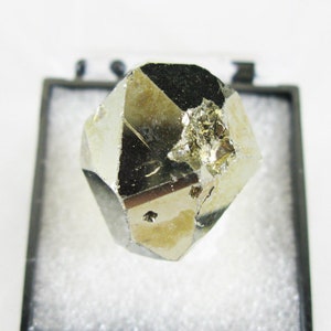 Pyrite - Merelani, Tanzania. Beautiful natural metallic gold color crystal. Thumbnail Rock Mineral Specimen. healing for Jewelry wire Q51208