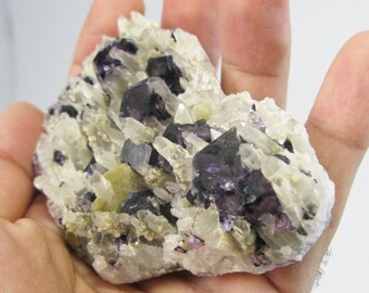 3.5インチ 蛍石 - 銀都鉱山、内モンゴル、中国 191g 美しい緑紫色の