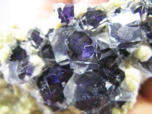 4.3インチ 蛍石 - 銀都鉱山、内モンゴル、中国。177g 美しい青紫色の