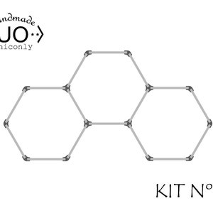 K&ouml;nnte beinhalten: Ein Diagramm einer hexagonalen Struktur aus grauen Metallst&auml;ben. Die Struktur besteht aus drei verbundenen Sechsecken. Der Text "KIT N&deg; 3" ist unterhalb der Struktur gedruckt.