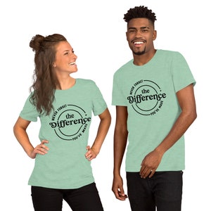 Op de afbeelding: Twee mensen dragen lichtgroene T-shirts met een zwarte cirkelvormige afbeelding waarop staat "Vergeet nooit het verschil dat je hebt gemaakt".