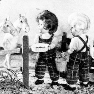 Puede incluir: Dos muñecas con monos y pantalones de cuadros alimentan a dos caballos de juguete blancos. Una muñeca sostiene un tazón y la otra un cubo.