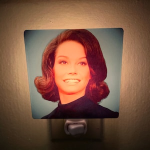 Mary Tyler Moore Night Light Christmas Gift Unique Retro 70s Home Decor Aesthetic Wall Art Plug Light Art Rhoda Vintage 60s Feminist