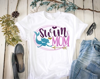 Koszulka Swim Mom, Mama drużyny pływackiej, Mama pływaka, Koszulka do pływania, Koszulka drużyny pływackiej, Prezent dla mamy pływaczki, Mama pływaczki, Prezent dla mamy, Koszulka dla mamy
