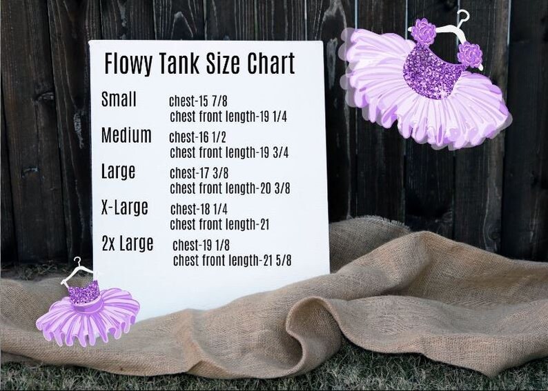 Puede incluir: Una tarjeta blanca con una tabla de tallas para tanques fluidos. La tabla enumera las tallas desde la peque&ntilde;a hasta la 2x grande con las medidas de pecho y longitud del pecho frontal correspondientes en pulgadas. La tarjeta est&aacute; sobre una superficie de arpillera marr&oacute;n.