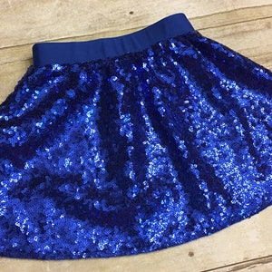 Peut inclure: Une jupe paillet&eacute;e bleu roi avec une taille &eacute;lastique.