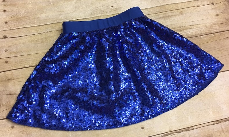 Peut inclure: Une jupe paillet&eacute;e bleu roi avec une taille &eacute;lastique.