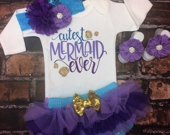 Vestito da sirena per il primo compleanno: pantaloni a balze, maglietta e sandali a piedi nudi