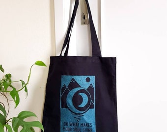 Black holo moon tote bag - mountain landscape - do what makes your soul shine - astrologie - holographic - blue purple