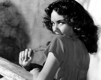 JENNIFER JONES PHOTO #6