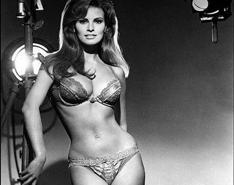 RAQUEL WELCH  PHOTO #15